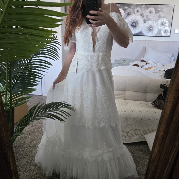 Romantic Lace Tulle Wedding Dress with Deep V & Sequin Waistband | Size Small - Picture 9 of 12